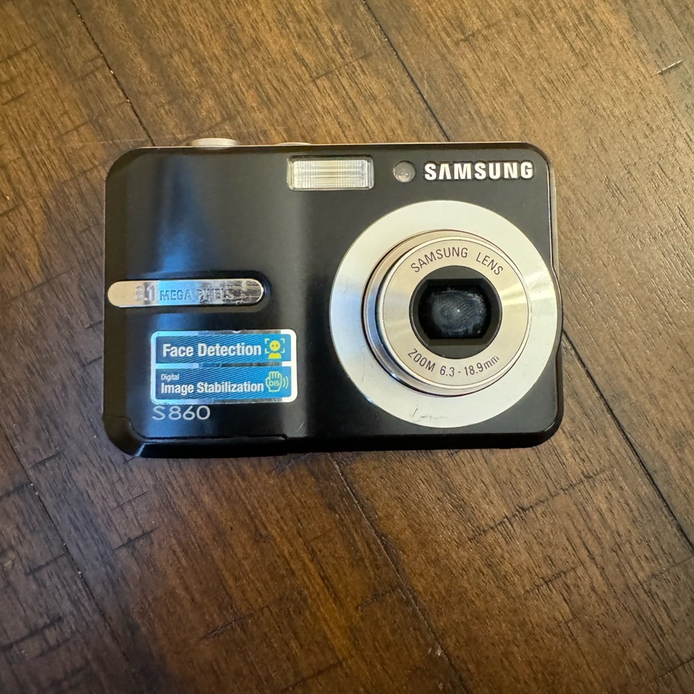 Samsung S860 8.1 MP Digital Camera Black READ Parts/Repair * Does Not Turn On E‎